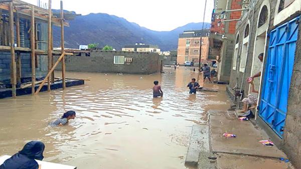 وفاة 5 في لحج وعمران بينهم أم وأطفالها إثر أمطار غزيرة وسيول جارفة