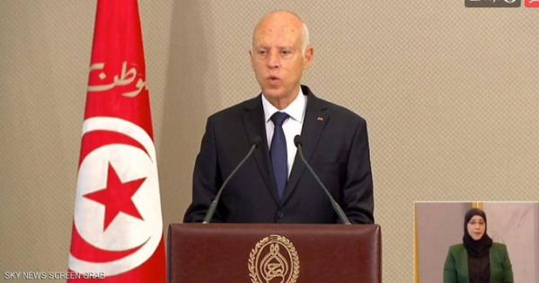 الرئيس التونسي يقيل رئيس الوزراء ويجمد مجلس النواب