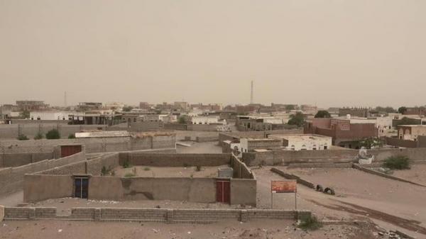 مليشيات الحوثي تستهدف بصواريخ الكاتيوشا الأحياء السكنية بالتحيتا جنوب الحديدة