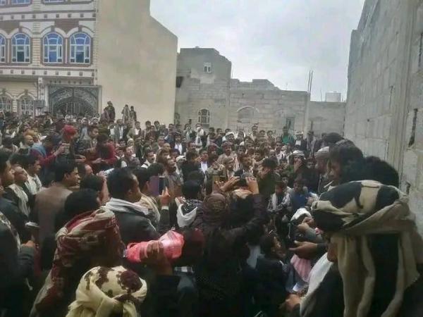 قبائل المحويت تواصل الدفع بأبنائها إلى صنعاء استجابة لنداء قبلي للمطالبة بتسليم قاتل ابنها