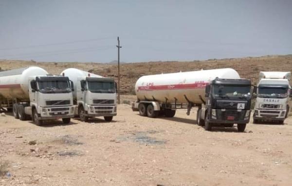 مسلحون قبليون يوقفون شاحنات الوقود والغاز في شبوة