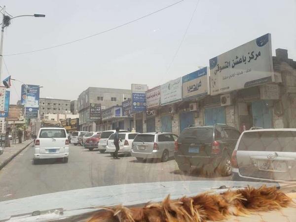في أبين وحضرموت.. احتجاجات شعبية غاضبة تندد بانهيار العملة الوطنية واتفاع الاسعار 