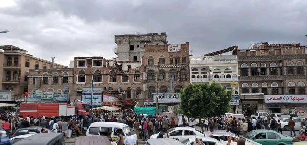 صنعاء.. غضب شعبي يقطع أكبر الشوارع الرئيسية بالمدينة
