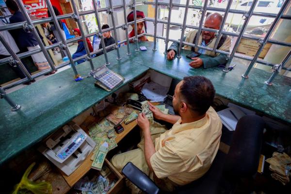 بعد يوم واحد من مزاد البنك المركزي.. الريال اليمني يواصل الانهيار
