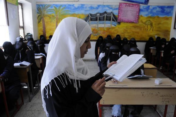 تراجع نسبة الإقبال على التسجيل في المدارس بعد فرض الحوثيين مبالغ كبيرة على الطلاب وتحريف المناهج