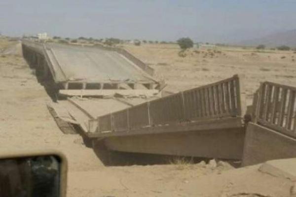 مليشيات الحوثي تفجِّر جسراً وعدداً من العبَّارات في البيضاء