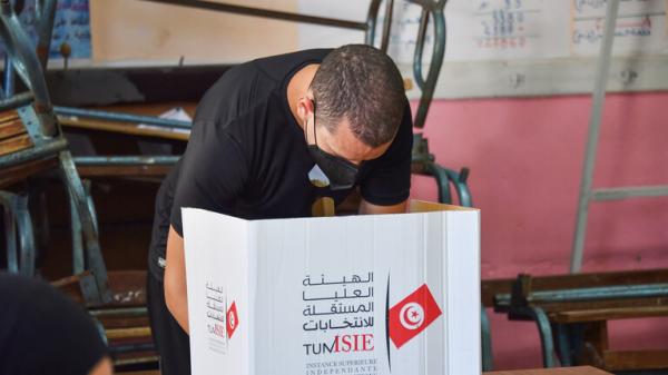 هيئة الانتخابات التونسية: أكثر من 2.6 مليون ناخب أيدوا الدستور الجديد بنسبة 94.6% 