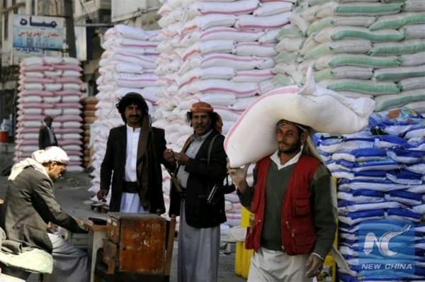 ارتفاع أسعار السلع الغذائية في 2022 في اليمن بنسبة 70%.. واقتصاديون: فساد الحكومة فاقم من معاناة المواطنين