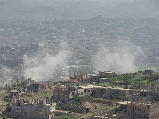 استشهاد مدني وإصابة آخر بقصف حوثي استهدف حياً سكنياً في تعز