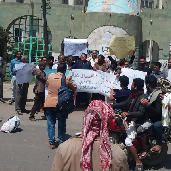 وقفة احتجاجية لأبناء ذمار تنديداً بانعدام الغاز المنزلي والمطالبة بمساواتهم مع بقية المحافظات (صور)