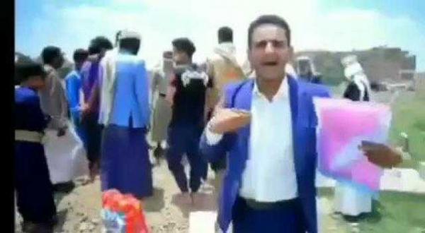 في جنازة رمزية.. طلاب يدفنون شهاداتهم العلمية عقب استبعاد الحوثيين لهم من قائمة المقبولين في معهد القضاء (فيديو)