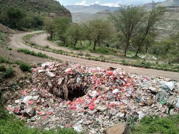 النادرة.. مديرية تمتص إيراداتها عصابات الحوثي وتُحاصرها مقالب النفايات ومياه المجاري (صور)
