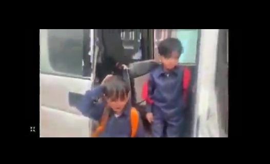 فيديو- مسلحون حوثيون يطلقون الرصاص على باص يقل طلاب مدرسة أهلية في إب