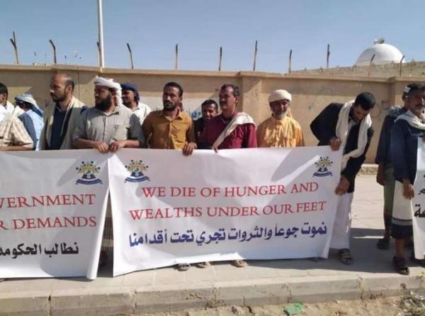 معلمو شبوة يحتجون على تجاهل سلطات الإخوان لتسوية أوضاعهم المعيشية