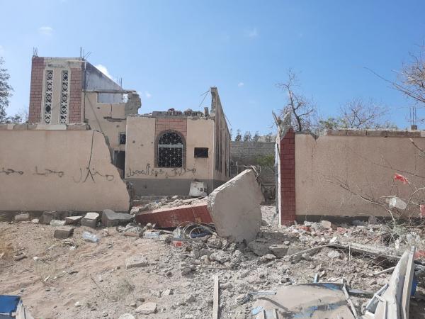 مليشيا الحوثي تقصف بالمدفعية الأحياء السكنية بحي منظر جنوب الحديدة