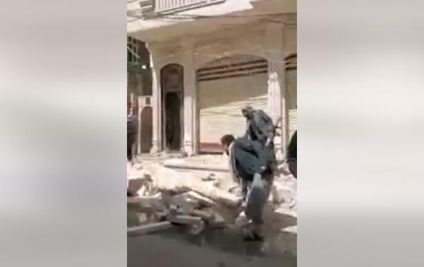 صنعاء.. عصابة مسلحة حوثية تعتدي على أملاك مستثمر وتوقف العاملين تحت تهديد السلاح (فيديو)