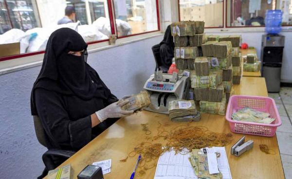 شركات ومنشآت الصرافة تخلق سوقاً سوداء في عدن.. والريال اليمني يعاود الانهيار في الضالع