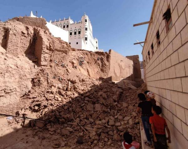 انهيار جزء من سور قصر سيئون التاريخي وسط مناشدات واسعة (صور)