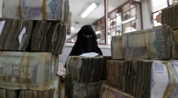 في أكبر عملية انهيار.. الريال اليمني يتخطى حاجز 1100 أمام الدولار