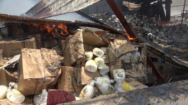 تضرر مخازن المنظمات الإغاثية جراء قصف حوثي استهدف ميناء المخا