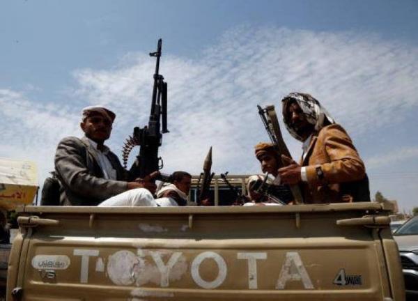قيادي حوثي يختطف مواطناً وينهب سيارة آخر في إب