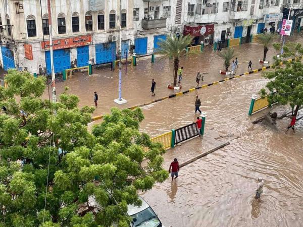 مياه الأمطار تكشف عورات وفساد الحكومة بعدن