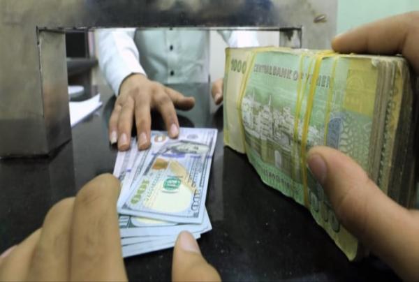 عدن: الريال اليمني يواصل الخسارة أمام العملات الأجنبية.. وأزمة الغاز والوقود مستمرة