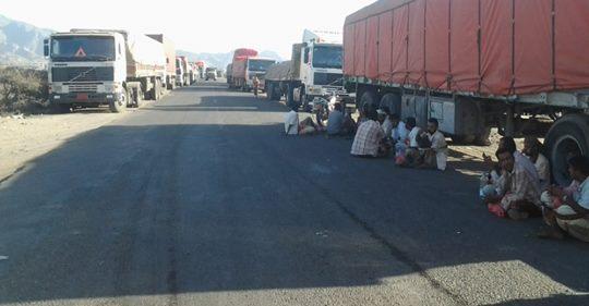 عدن.. سائقو الشاحنات التجارية ينفذون إضراباً على جبايات تفرضها أكثر من 21 نقطة أمنية