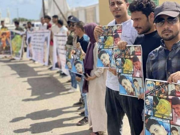 عدن.. احتشاد عشرات الناشطين للمطالبة بإصدار حكم بحق قتلة الشاب باطويل