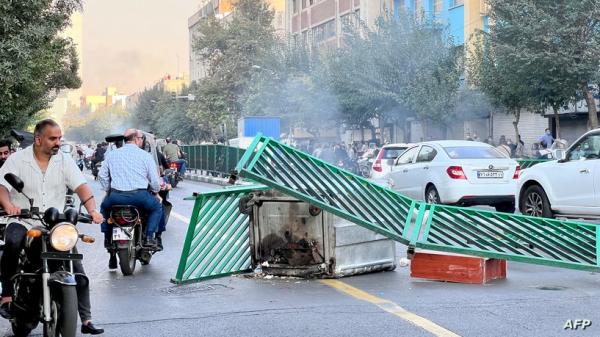 هتافات صاخبة ضد "الديكتاتور".. غضب يعم منشآت نفط إيرانية