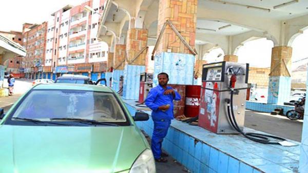 امتدت إلى الضالع.. سائقو المركبات يشكون احتدام أزمة الوقود ويتهمون التجار وشركة النفط بافتعالها