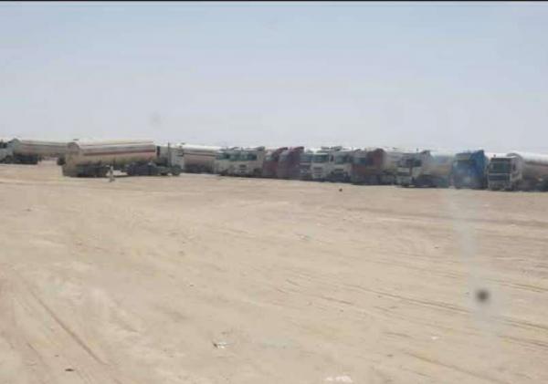 سائقو شاحنات نقل الغاز ينفذون إضراباً على خط الجوف احتجاجاً على جبايات حوثية جديدة