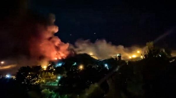 هتافات وشغب وإطلاق نار.. نيويورك تايمز تكشف تفاصيل انتفاضة سجن إيفين في إيران