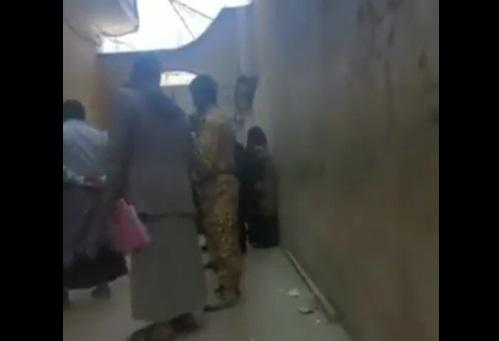 فيديو يوثق اقتحام مسلحين حوثيين شققاً سكنية خاصة بأسر أكاديميين في جامعة صنعاء