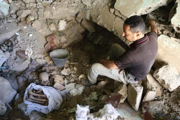 بعد سنوات من التفاوض مع الحوثيين لإطلاق سراحه.. مواطن يعثر على جثة شقيقه تحت ركام منزله بتعز