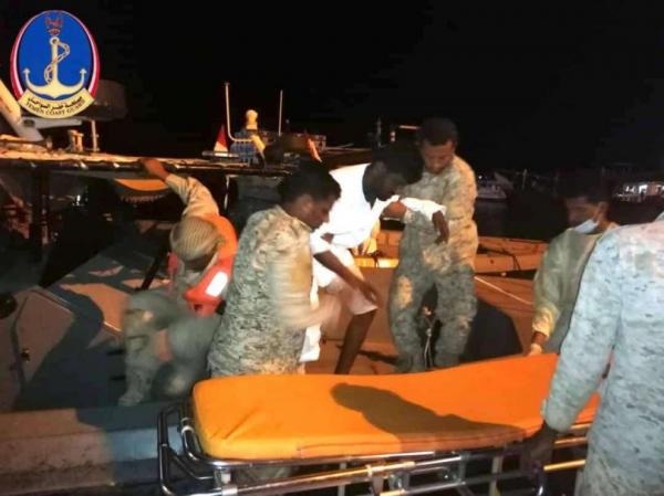 خفر السواحل في المهرة يتسلم مهربين تم ضبطهم في المياه الدولية