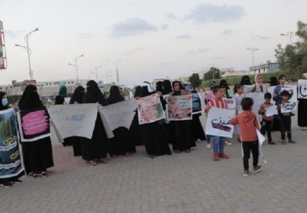 عدن.. عشرات النساء ينظمن وقفة احتجاجية تنديداً بتدهور الوضع الاقتصادي
