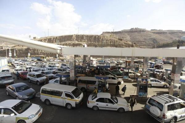 مع ارتفاع صفيحة البنزين إلى 30 ألفاً في عدن.. مصادر: الحكومة تنفذ عقاباً جماعياً بحق الشعب