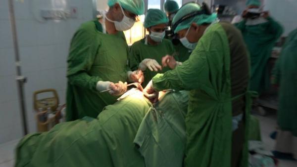 مليشيا الحوثي توقف مخيمًا طبيًا لإزالة المياه البيضاء في عمران