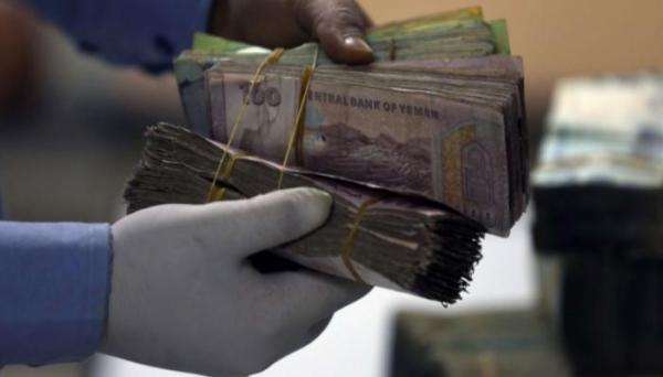الريال اليمني يواصل الانهيار وسعر الدولار يتخطى حاجز 1700