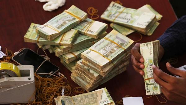 الريال اليمني يعاود الخسارة في عدن تزامناً مع فرض شركات الصرافة رسوماً على الحوالات الواردة بالمخالفة