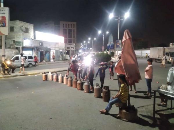 عدن.. احتجاجات شعبية غاضبة تنديداً بالتلاعب بحصص الغاز لمنزلي