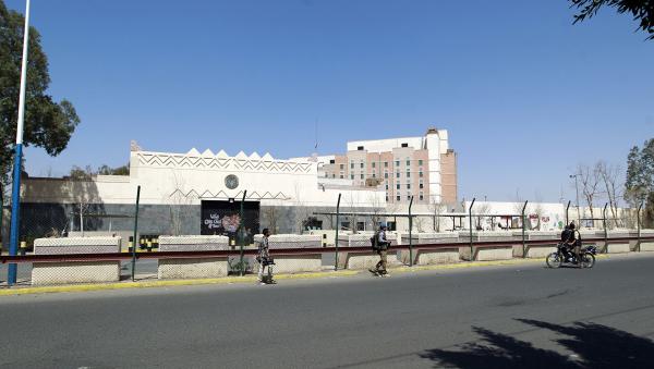 مسؤولون أمريكيون: مليشيا الحوثي تقتحم سفارة واشنطن بصنعاء وتحتجز رهائن وتستولي على المعدات