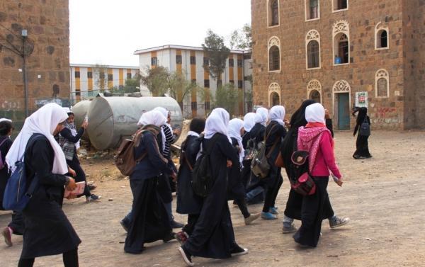 الحوثيون يمنعون الطالبات من "الضحك والاستماع للأغاني" خلال الرحلات المدرسية