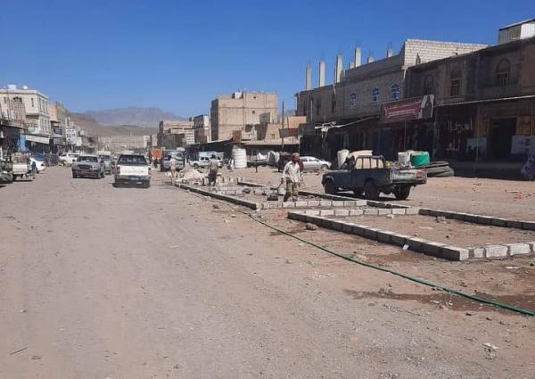 في جريمة تعد الأولى.. مليشيا الحوثي تأجّر جزيرة وسطية في شارع رئيس بدمت محال للبساطين (صور)