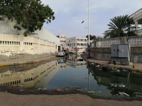 حي مستشفى الجمهورية في عدن يغرق بمياه الصرف الصحي