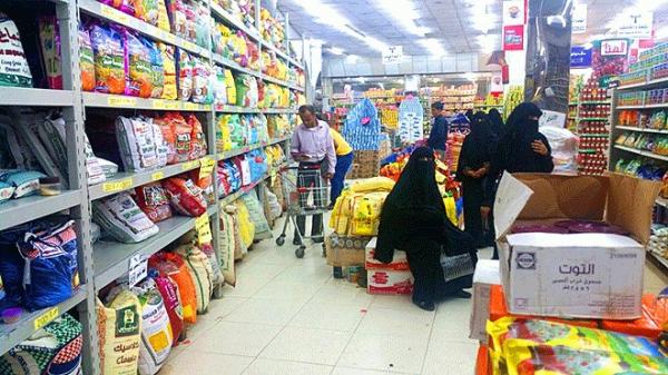 سكان عدن يشكون ارتفاع الأسعار المستمر وجشع التجار وغياب الرقابة الحكومية