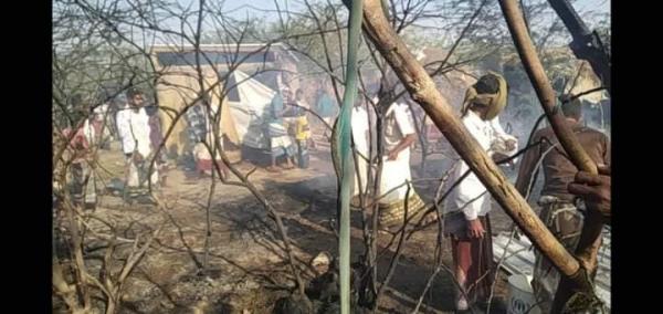 الحديدة.. اندلاع حريق في مخيم للنازحين بمدينة الخوخة 