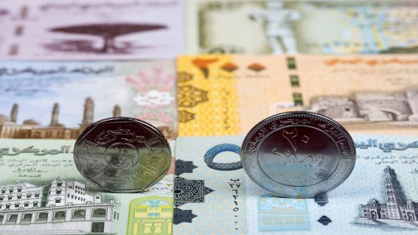 تعافٍ نسبي للريال اليمني يُلزم الحكومة بمراقبة أسعار المواد الغذائية