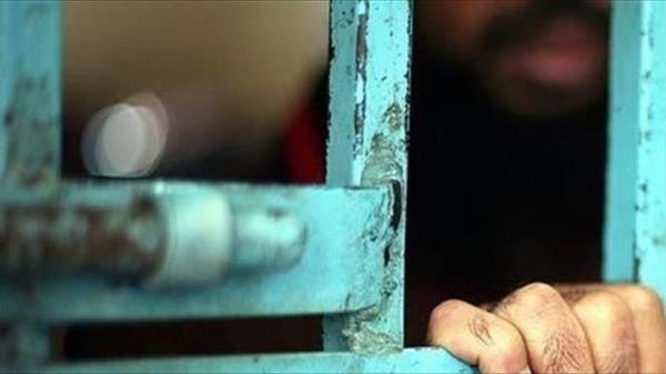 "خبر" تكشف سجناً سرياً بمنزل قيادي حوثي في ذمار يقبع فيه عشرات المختطَفين